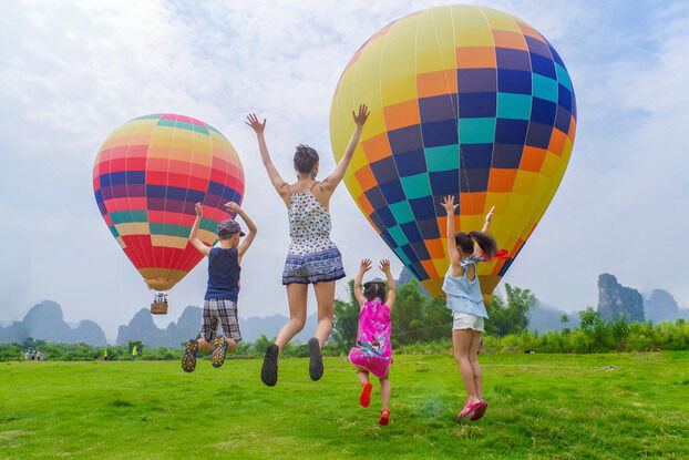 阳朔也有热气球了，你可以俯瞰桂林山水，这个暑假就带着家人出发