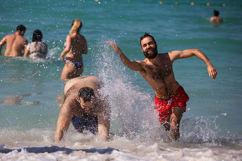 朱美拉海滩是迪拜免费对外开放的沙滩，也是唯一允许穿泳衣的沙滩