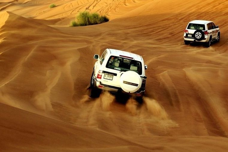 在土豪国迪拜你会发现车竟然有那么多的开法，国内的开车太保守