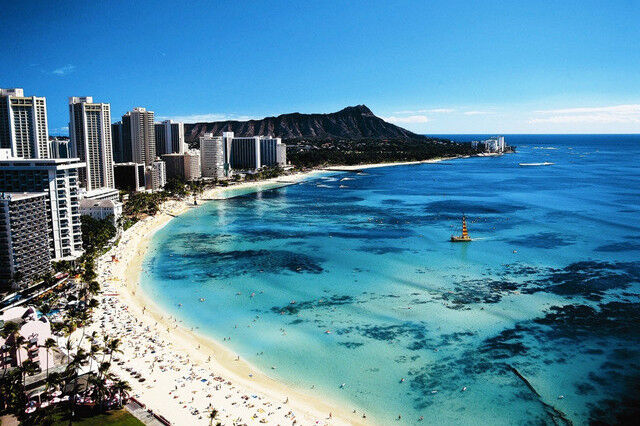 夏威夷的第一站我选威基基海滩，一边倒时差，一边体会夏威夷风情