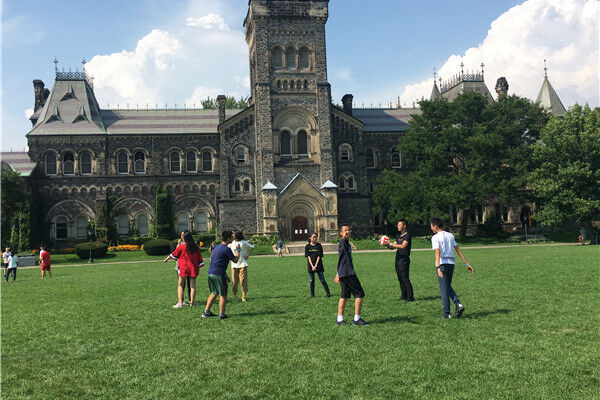 去加拿大多伦多旅游，你会去多伦多大学看吗，感受下名校生活