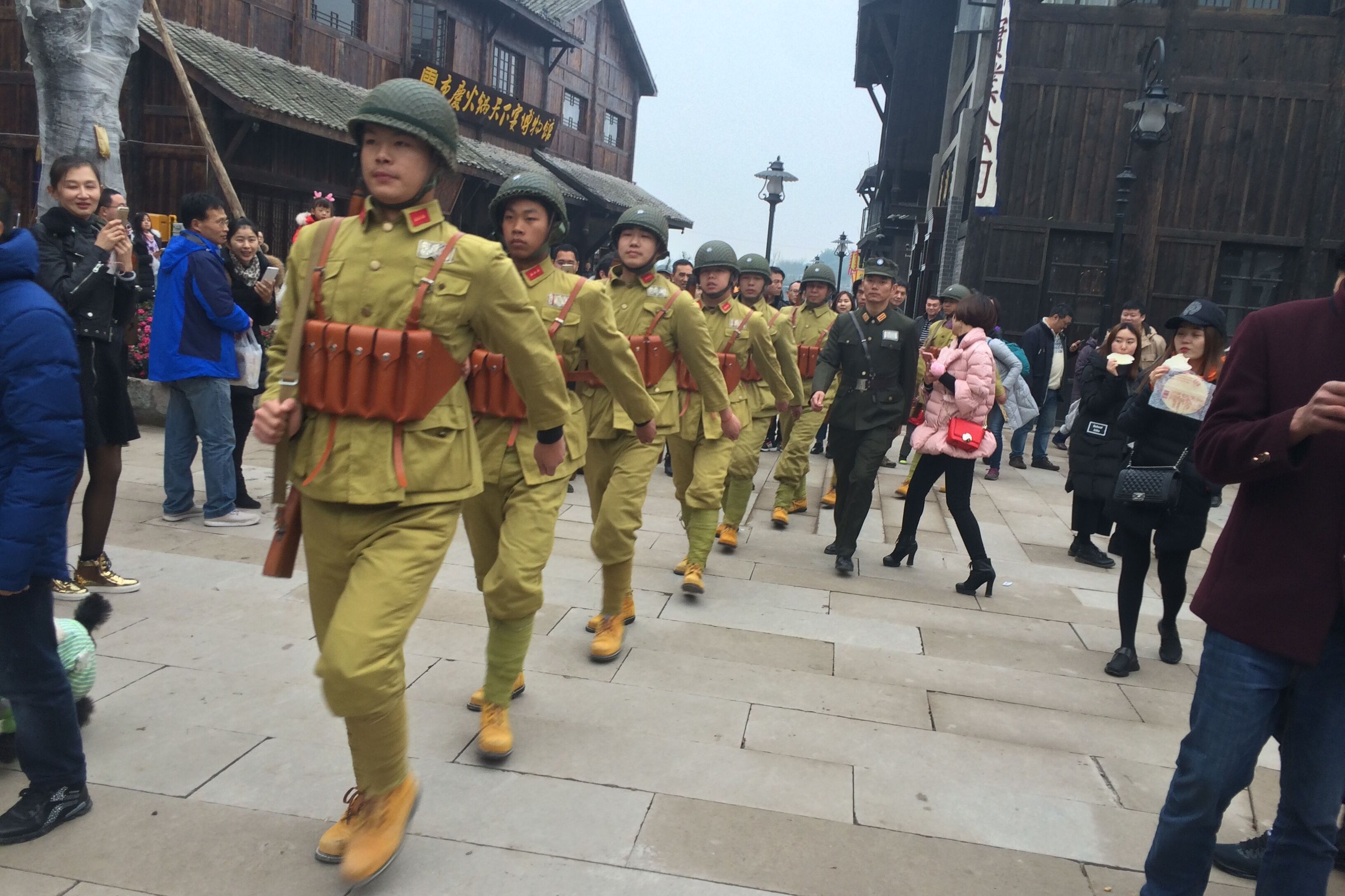 这个地方满大街的民国女子，还有民国士兵巡街，军官满大街都是