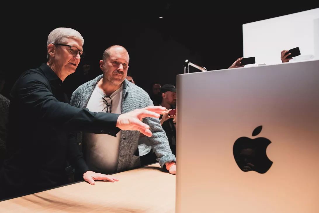 乔尼·伊夫(Jony Ive)曾坚持让苹果的车不要方向盘