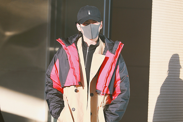 冬天怎样更吸睛？吴亦凡解锁风衣新穿法，露脚踝惨遭粉丝秋裤警告