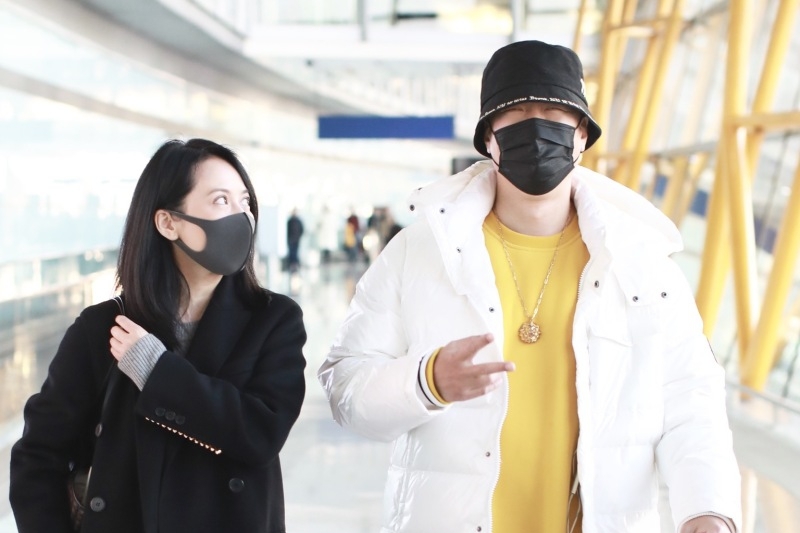 48岁俞飞鸿颜值真能打，偶遇孙红雷机场热聊，颜王高兴的睁不开眼