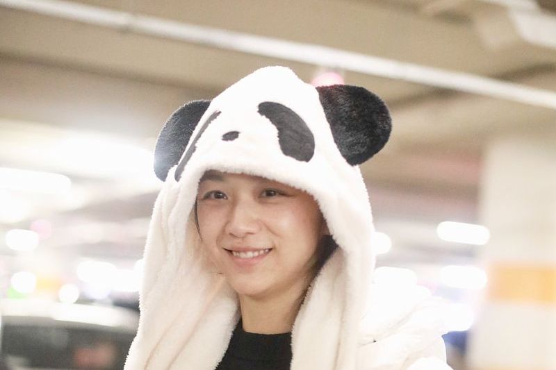 汤唯戴熊猫帽素颜出镜，羽绒服长到快拖地，网友：哪像40岁的人？