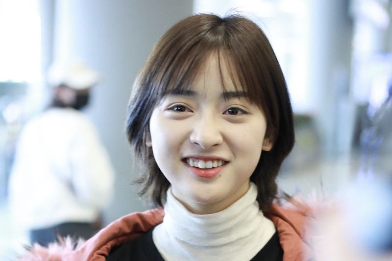 小个子也能穿得这么美！沈月叠穿造型凹出少女感，面容甜美太动人