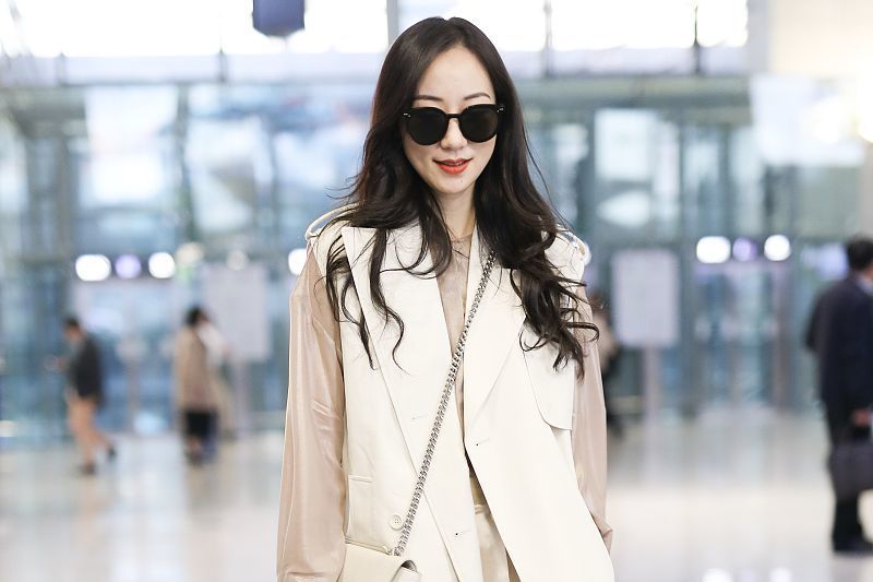 韩雪简约白LOOK现身，出道19年零绯闻，皓齿红唇皮肤雪白人如其名