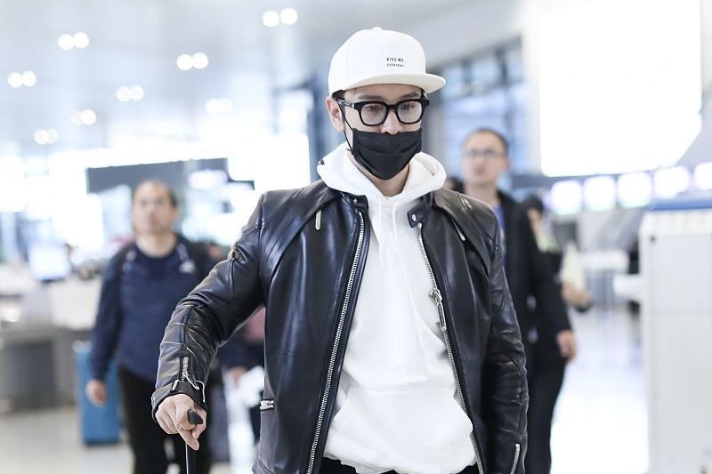 42岁黄晓明穿皮衣配鸭舌帽帅气有型，获Baby发文庆生破离婚传言