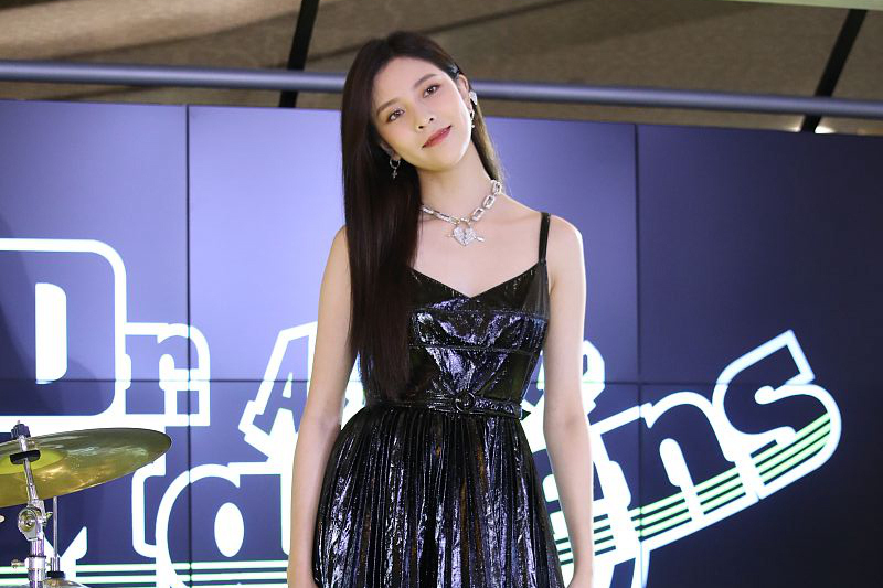 酷甜美人！CC宋妍霏再迎“新身份”，亮面黑裙配皮靴化身机车女孩