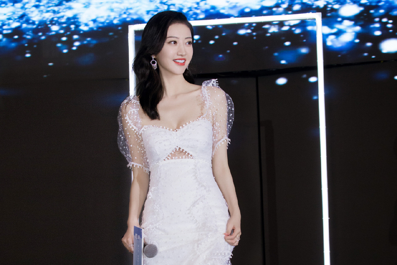 景甜分手后大胆疯狂秀身材，穿镂空低胸纱裙性感撩人，生图更美