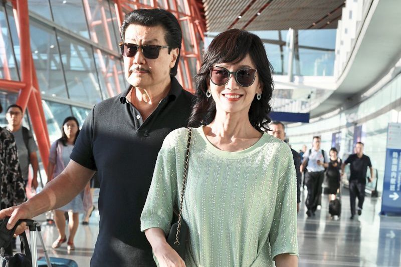 精修里的美人！65岁赵雅芝生图曝光，腰上赘肉明显脖颈纹暴露年龄