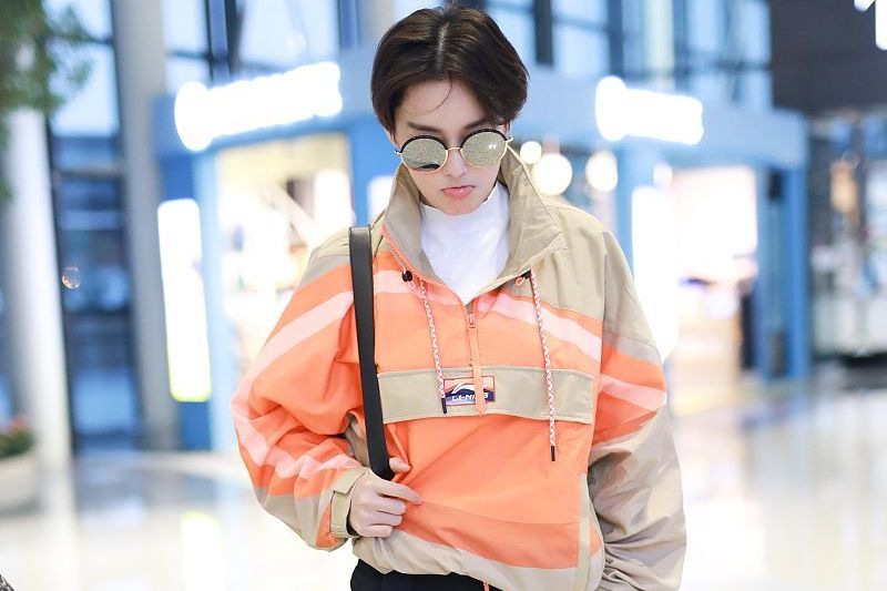 张馨予留短发攻气十足，戴墨镜撩发又A又飒，为新剧改造型太敬业