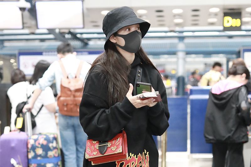 欧阳娜娜玩转All Black穿搭，穿出不同风格，戴渔夫帽气质出众