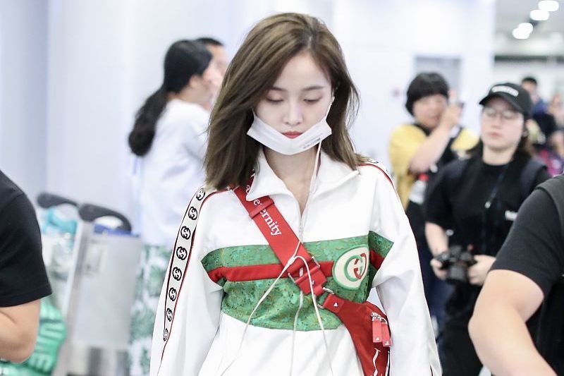 吴宣仪教科书式穿搭上线，半戴口罩眼神呆萌，新发色超级显温柔