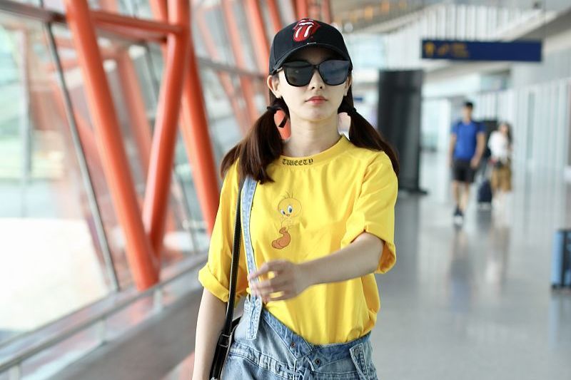 少女穿搭教科书，彭小苒机场数套穿搭可盐可甜，带你变身最靓的崽