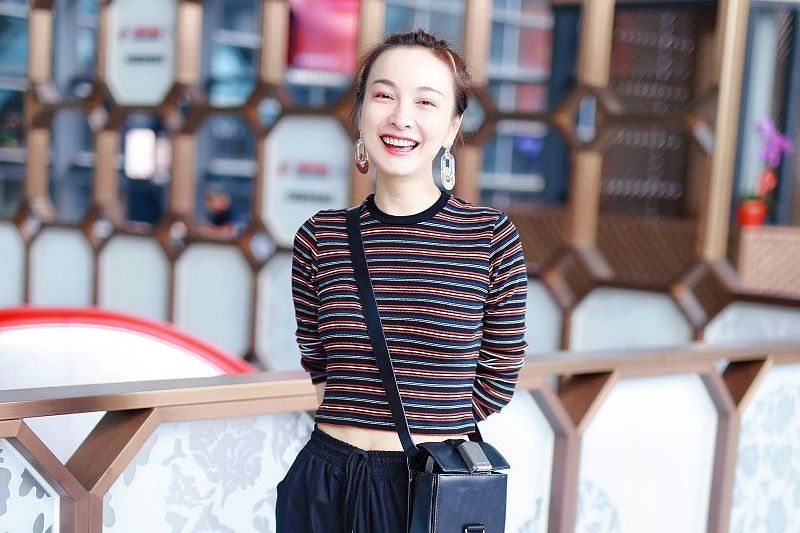 吴昕机场频秀蛮腰，享受瘦子的快乐，日益变高的发际线或成新烦恼