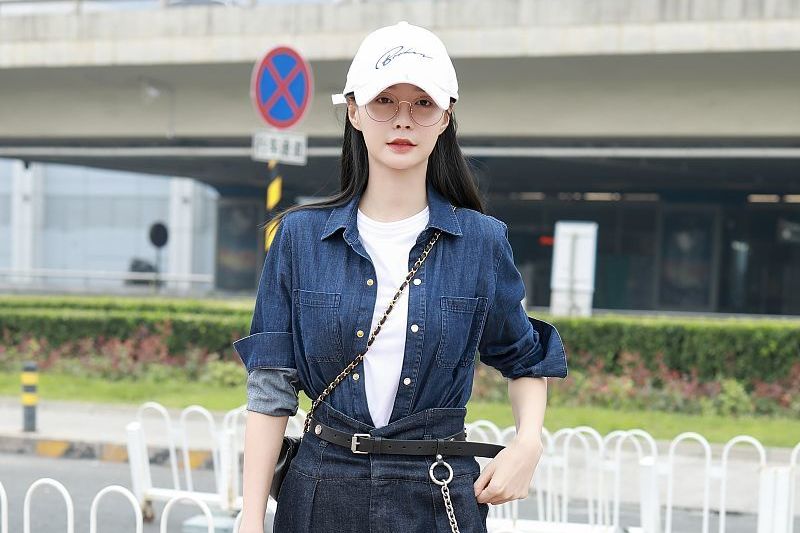 沈梦辰穿牛仔套装气场盖不住，衬衫塞裤腰太飒，单手插兜扮酷女孩