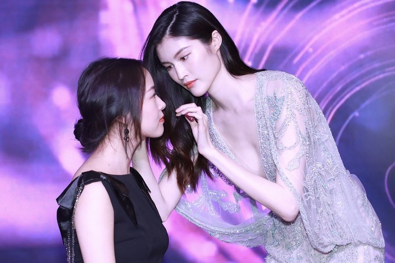 可仙可御！何穗穿裸色水钻裙秀身材，简单T恤配长裤就超级有范