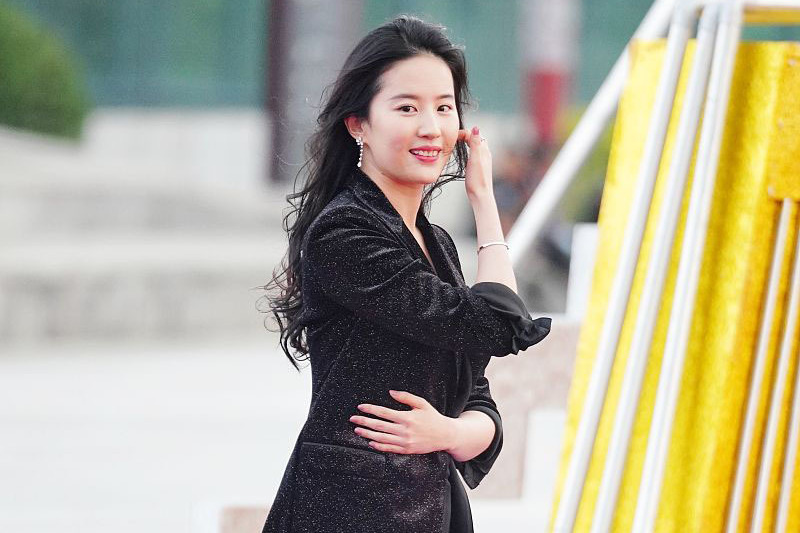 输惨！刘亦菲和景甜丫丫同台，举止豪放现露齿笑，成最差仪态女神