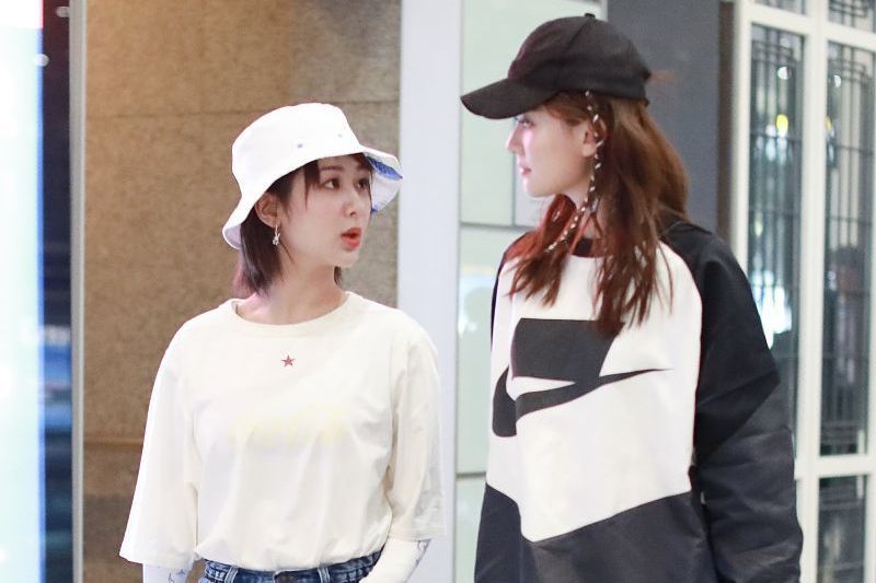 杨紫、乔欣机场偶遇，二人穿搭亮了，休闲俏皮风PK潮酷街头风