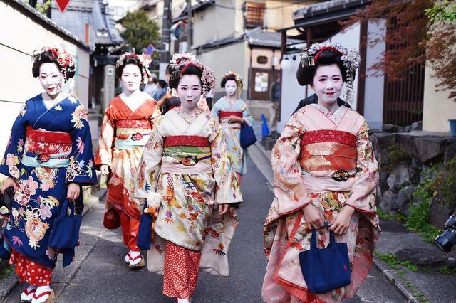 东京奥运舞姬当&ldquo;人肉垃圾桶&rdquo;，是创意还是侮辱？网友：真差劲！