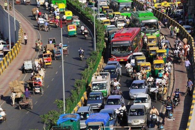 自称&ldquo;世界强国&rdquo;，印度穷人在街边点火取暖，在车站内席地而睡