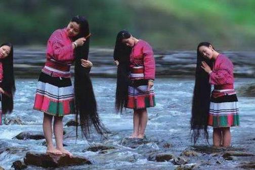 天下第一长发村，村里的姑娘个个&ldquo;黑长直&rdquo;，看一眼就要对她负责