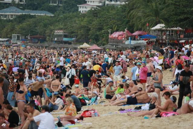 俄罗斯富人美女&ldquo;挤爆&rdquo;三亚，躺在沙滩晒日光，颜值真是名不虚传