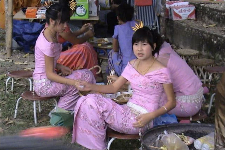 此地属于缅甸，曾在其课本上称北京是自己的首都，且美女众多