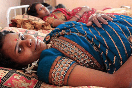 印度奇特的求子方式，女孩集体趴在大街上，等待男子给她们赐福