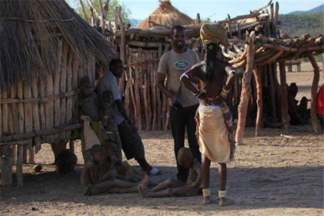 非洲最&ldquo;奇葩&rdquo;的部落，男女关系混乱，全族人以&ldquo;赤裸&rdquo;为美