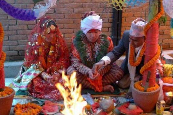 尼泊尔的&ldquo;奇葩&rdquo;风俗，女性一生结三次婚，看完令人心酸