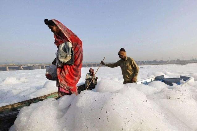 印度河流&ldquo;仙气飘飘&rdquo;，实际上是有毒物质，但当地人却在里面祈祷