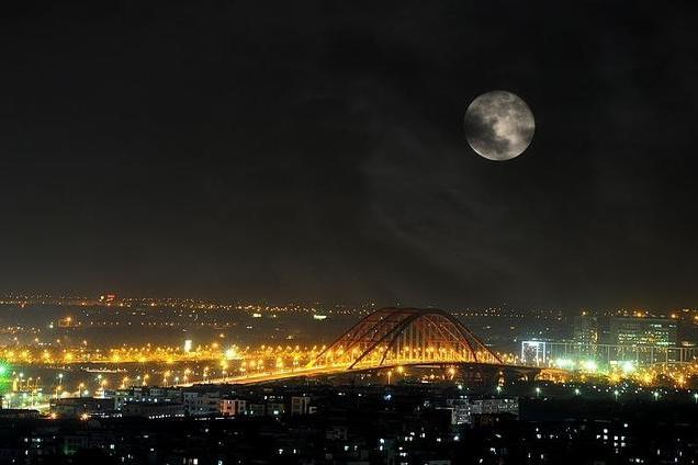 美国唐人街日渐衰败，被指&ldquo;城中村&rdquo;，中国大妈：这&ldquo;月亮&rdquo;不行