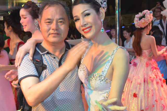 曾被称为泰国最美人妖皇后，如今重新恢复男儿身，还皈依了佛门