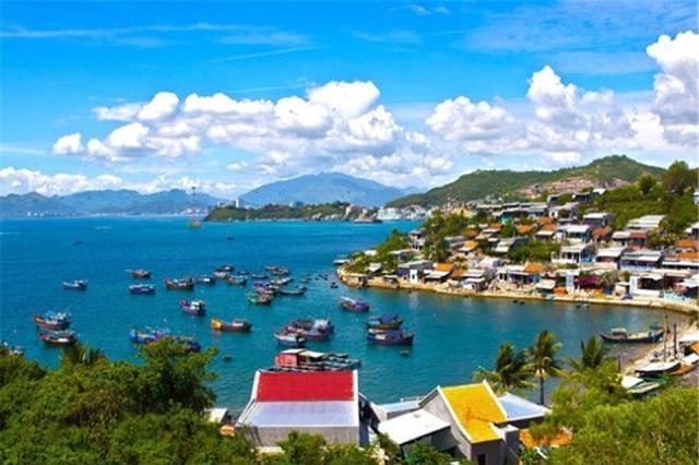 模仿中国最成功亚洲国家，不仅随处见中文，还引入传统节假日