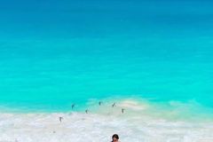 在你爱的人到来之前，请先去看看这个世界。