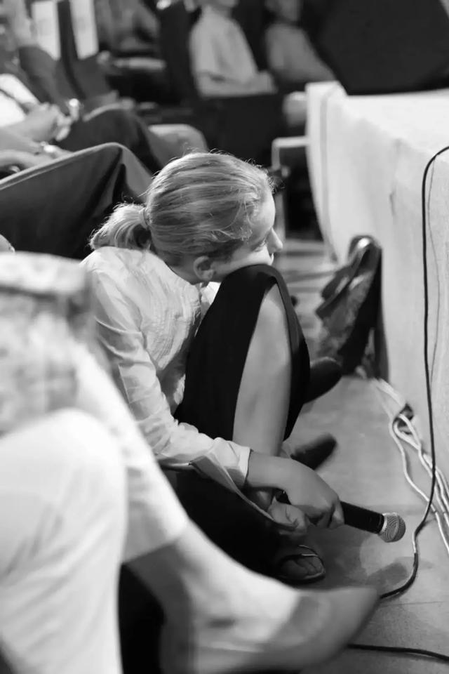 在狂欢中孤独，不如享受一个人的自在