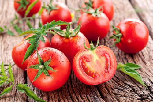 西红柿生吃还是熟吃？究竟哪个更营养？