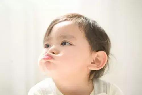 小孩鼻子扁扁的，能捏高吗？你可能会害了他