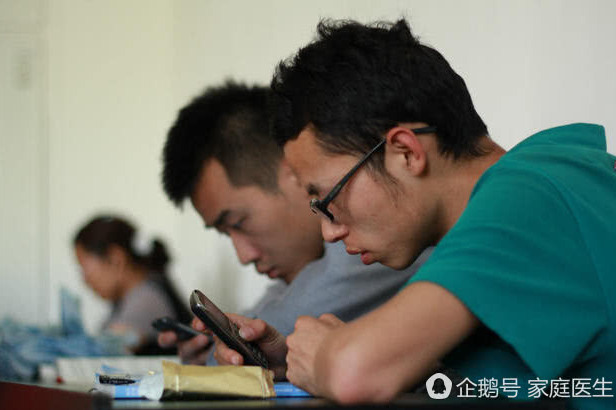 玩手机也能玩出一身伤？医生教你如何见招拆招