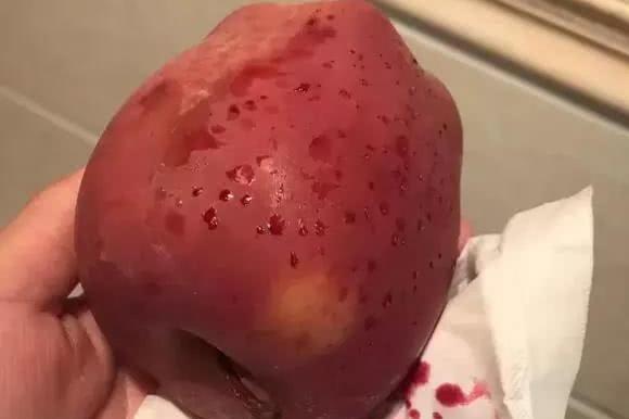 她用热水泡苹果，结果冒出&ldquo;血珠&rdquo;！是染色还是打蜡了