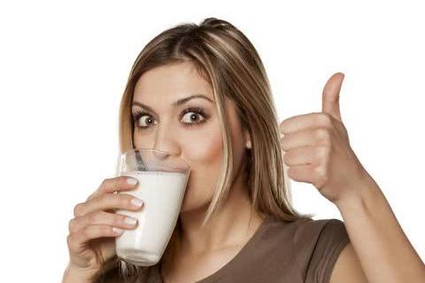 每天该喝多少牛奶？空腹不能喝牛奶？喝牛奶的这些事是该了解了解