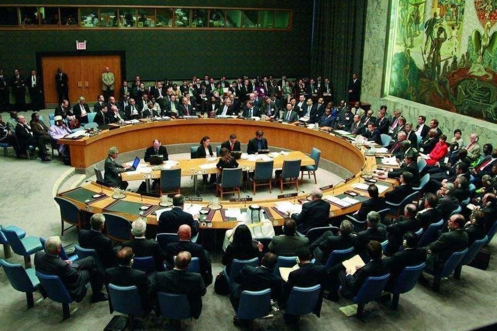 国际会议才开一半，中途响起警报声，现场代表沟通全靠吼