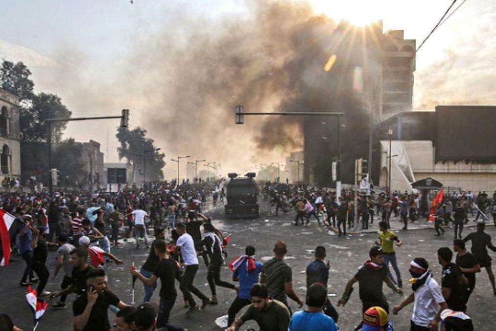 局势持续恶化，暴徒开始烧砸外国领馆，不料烧死16名自己人