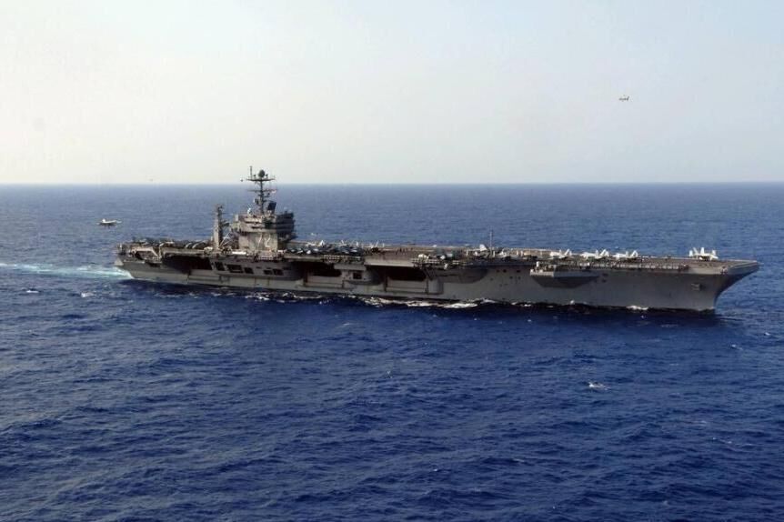 美航母抵达海峡，数枚反舰导弹升空回应，美军下令暂停自由航行