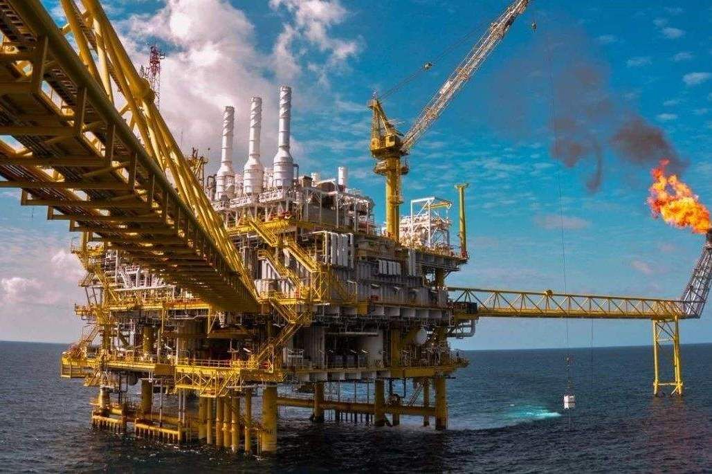 美国动真格了，航母前往海峡坐镇，声援暴徒提供武力支持