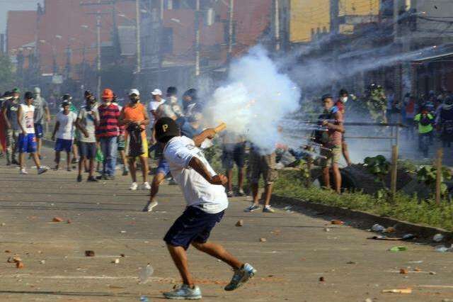 总统无奈下台，美女获美支持上位，讨美国高兴重创国内经济