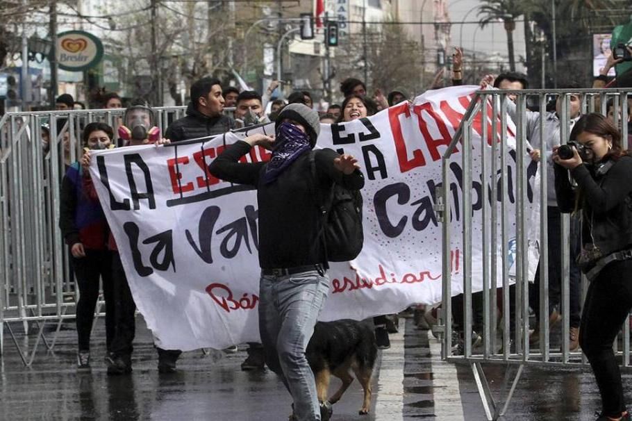 萨达姆预言成真，又一国家进入紧急状态